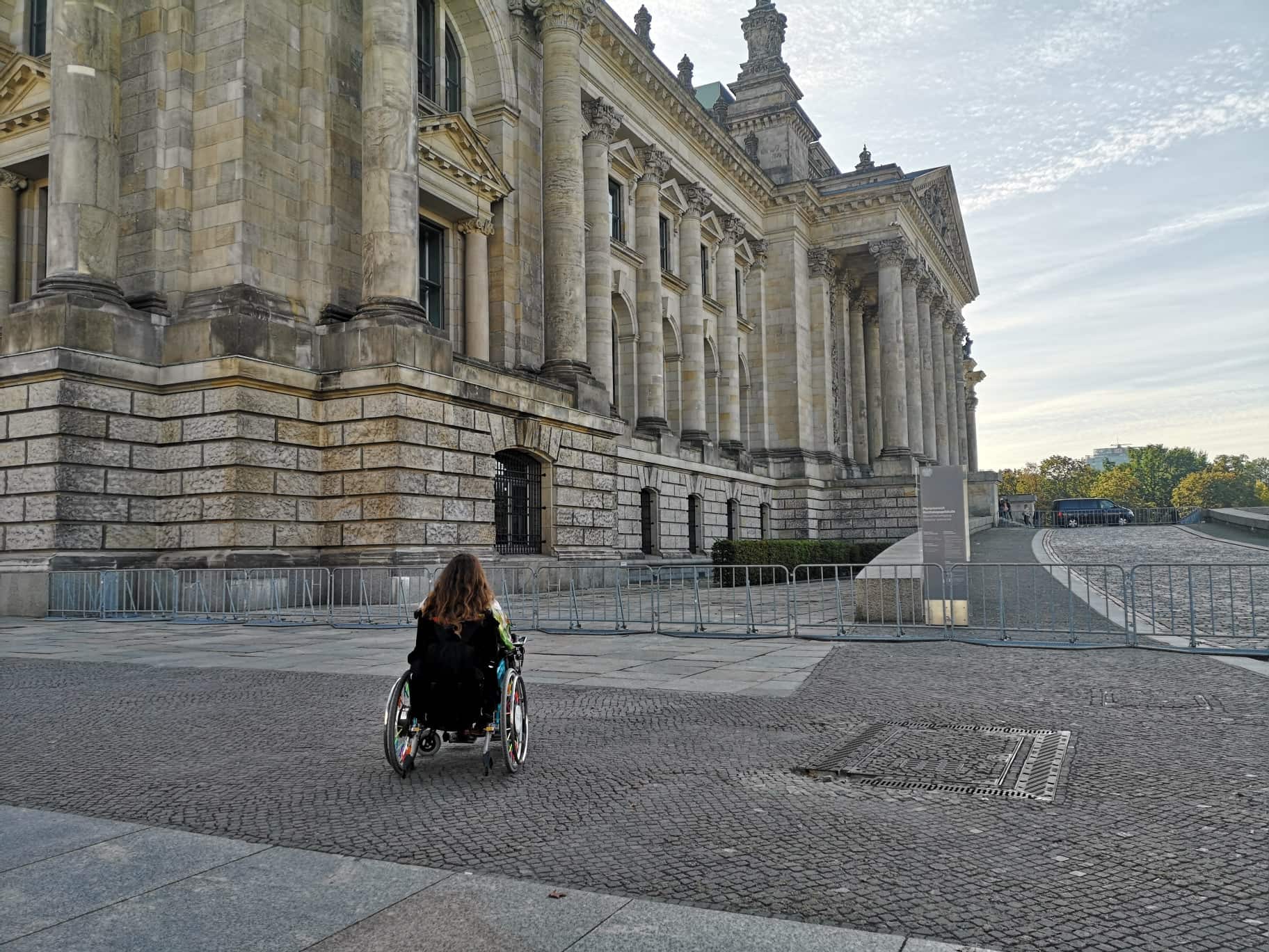 Patricia Koller im Rollstuhl vor dem Deutschen Bundestag