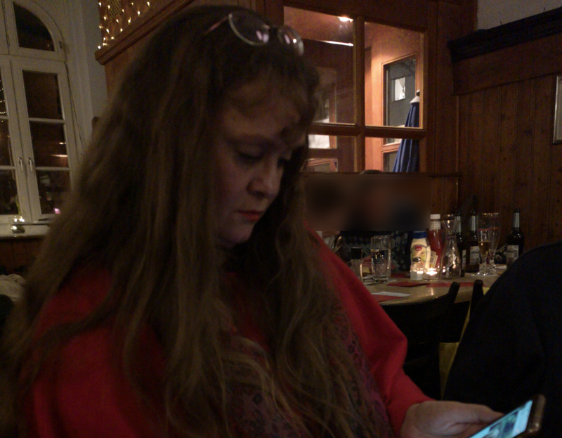 Patricia Koller schaut auf ihr Smartphone